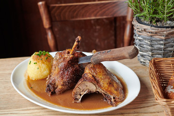 Ente gebraten Weihnachten Essen mit Knödel und Blaukraut Bier