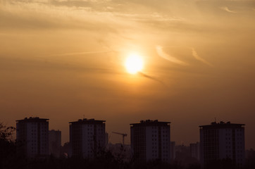 Fototapeta na wymiar des immeubles sous la brume et le brouillard du matin. La pollution sur Lyon avec le soleil levant. Une ville polluée au matin.