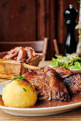 Ente gebraten Weihnachten Essen mit Knödel und Blaukraut Bier