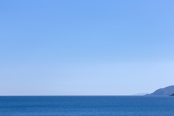 Obraz premium Clear blue sea, horizon and blue sky.