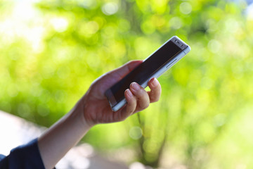 スマートフォンを持つ女性