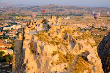 Obraz premium Sobrevolando en Globo. Castillo de Uçhisar. Capadocia. Turquía