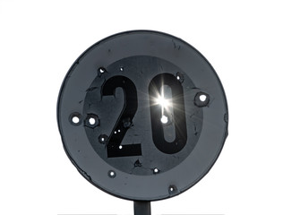 Tempolimit Schild Höchstgeschwindigkeit 20 km/h durchschossen Sonne Gegenlicht Sardinien Italien...
