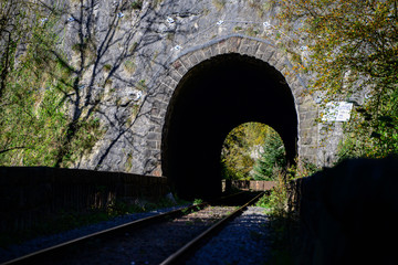 Tunnel Uhu-Felsen H&ouml;nnetal Sauerland Deutschland Eisenbahntunnel Br&uuml;cke Licht am Ende des Tunnels Dunkelheit Nebenstrecke Idyll Menden Balve Neuenrade Romantik Zug Gleis Schienen R&ouml;hre Durchblick