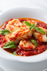Culurgiones, tipici ravioli sardi ripieni di pecorino e patate in salsa di pomodoro 