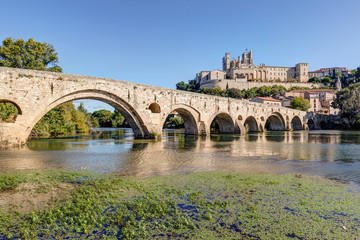 Naklejka premium Vue sur le Pont Vieux et la Cathedrale Saint-Nazaire de Beziers - Herault - Occitanie