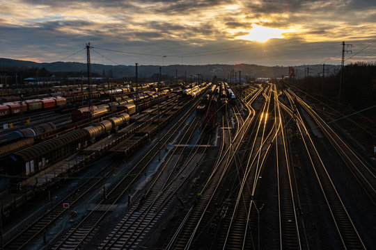 Schienen Eisenbahn Gleise G&uuml;terz&uuml;ge Rangierbahnhof Hagen Vorhalle Sonnenuntergang Transport Abendlicht Himmel Panorama Infrastruktur Strecke Weichen Wege Elektrizit&auml;t Deutschland