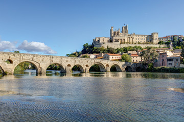 Obraz premium Vue sur le Pont Vieux et la Cathedrale Saint-Nazaire de Beziers - Herault - Occitanie