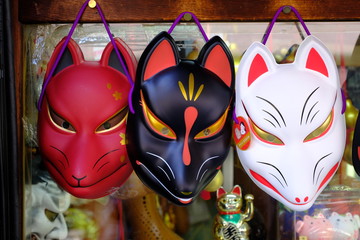 日本の京都で狐のお面が並ぶ風景