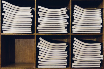 des livres empilés dans une bibliothèque