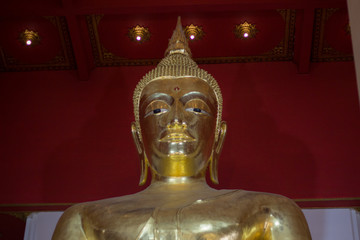 Buda de oro en el templo Wihan Phra Mongkhon Bophit, Ayutthaya, Tailandia