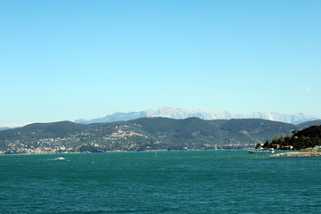 Fototapeta na wymiar Golfo marino con colline e montagne