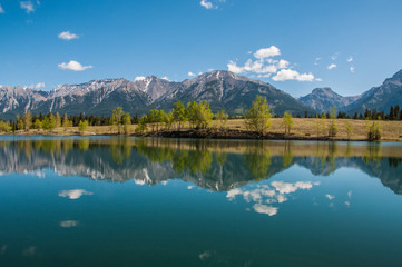 Ruhige Szene mit spiegelglattem See in Kanada