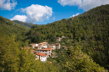 Fototapeta na wymiar Veduta panoramica di Gorgiti una piccola frazione di montagna in Toscana
