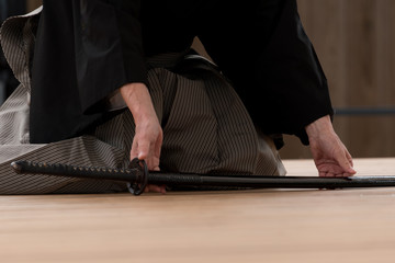 日本刀を携えた人物