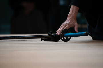 日本刀を携えた人物