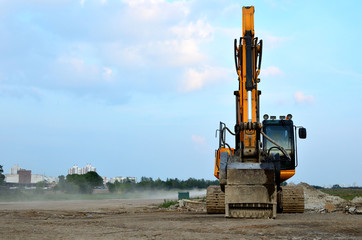 Excavator with crusher bucket for crushing concrete. Construction waste recycling for construction mix. Sifting and grinding bucket for the separation of concrete into fractions of higher quality.