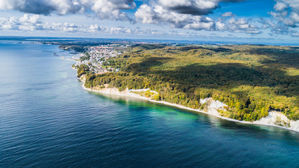 Fototapeta premium Sassnitz - miasto, kurort i port nad morzem bałtyckim na wyspie rugia z lotu ptaka