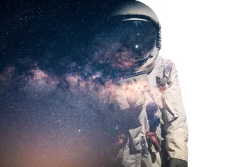Foto op Plexiglas Nasa De afbeelding met dubbele belichting van het astronautenpak overlapt met de afbeelding van het melkwegstelsel. het concept van verbeelding, technologie, toekomst en gaming.