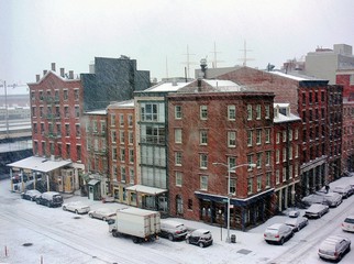 Vue des immeubles anciens de New-York sous la neige