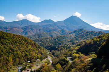 秋の知床　朝の岩尾別から望む紅葉の知床連山（北海道・斜里町・岩尾別）