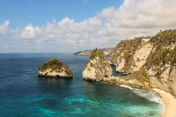 Naklejka premium Panorama view of diamond beach in Nusa Penida Island. Bali, Indonesia. Landscape view of diamond beach with rocky and turquoise sea. diamond beach is tourist attraction. Travel concept