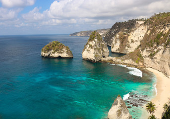 Fototapeta premium Panorama view of diamond beach in Nusa Penida Island. Bali, Indonesia. Landscape view of diamond beach with rocky and turquoise sea. diamond beach is tourist attraction. Travel concept