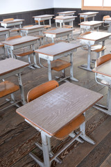 机と椅子。学校の教室
