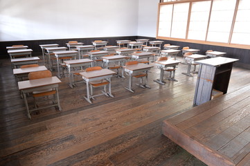 学校の教室。机と椅子