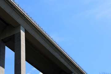 Pilone e ponte autostradale con guardavia