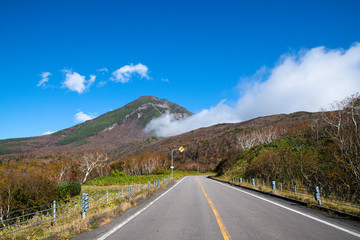 秋の知床　紅葉の知床横断道路と羅臼岳（北海道・斜里町）