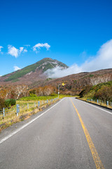 秋の知床　紅葉の知床横断道路と羅臼岳（北海道・斜里町）