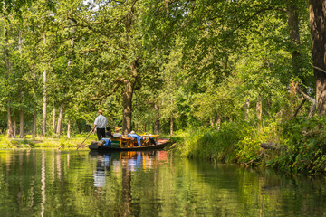 Kahnfahrt auf einem Kanal im Spreewald