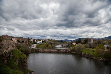 Fototapeta na wymiar muralla y río del pueblo de Buitrago