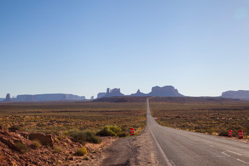 carretera con Monument Valley de fondo