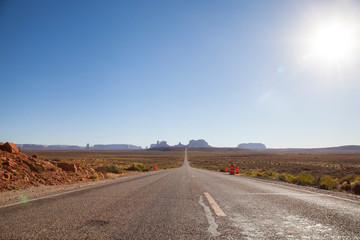 carretera con Monument Valley de fondo