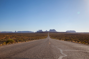 carretera con Monument Valley de fondo