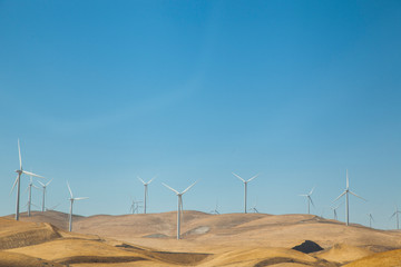 paisaje árido con molinos de viento