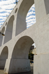 Arcos de acueducto de hormigón. Arquitectura e ingeniería. 