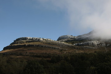 Fototapeta na wymiar Niebla ocultando la cima de la montaña