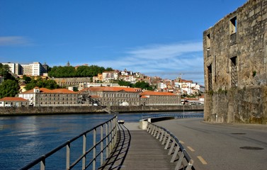 Obraz premium Gaia quay waterfront overlooking Porto, Portugal