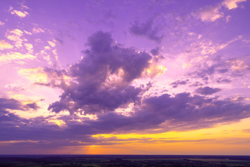 Magischer Sonnenuntergang auf dem Land mit einem dramatischen Himmel. Ländliche Landschaft am Abend. Luftaufnahme