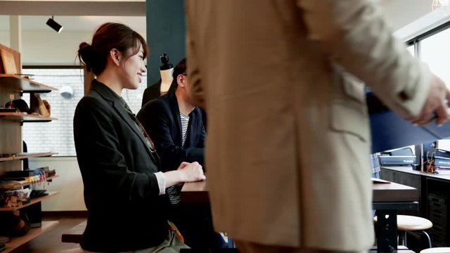 オフィスや店舗で会議や接客をする4人（アパレル・ブランディング・ファッション）