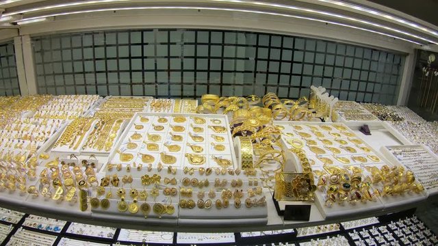 Shop for gold and jewelry in the famous shopping street Kapali Carsi