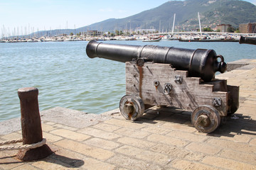 Mittelalterliche Kanone an einem Hafen Becken 