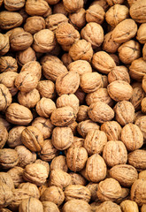 viele zum Verkauf stehende Wallnüsse, Nüsse sind gut für die Gesundheit 