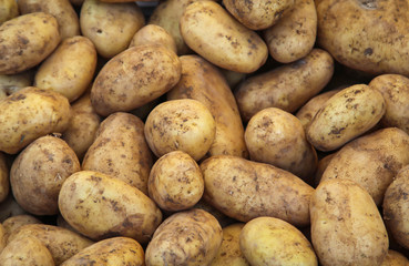 Jede Menge Kartoffeln die auf einem Markt angeboten werden