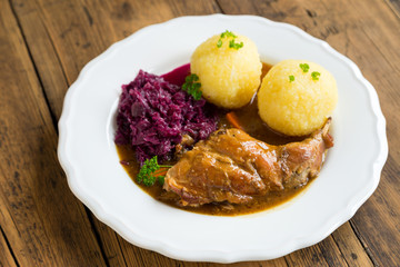Kaninchenkeule mit Knödeln und Rotkohl