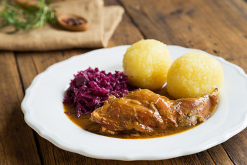 Kaninchenkeule mit Knödeln und Rotkohl