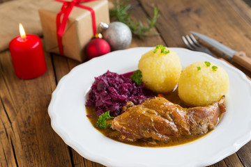 Kaninchenkeule mit Knödeln und Rotkohl